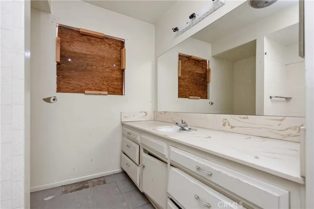 692 S Carmalita Hemet, CA 92543