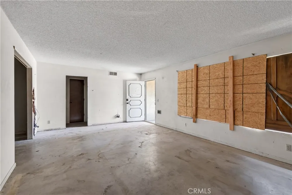 692 S Carmalita Hemet, CA 92543