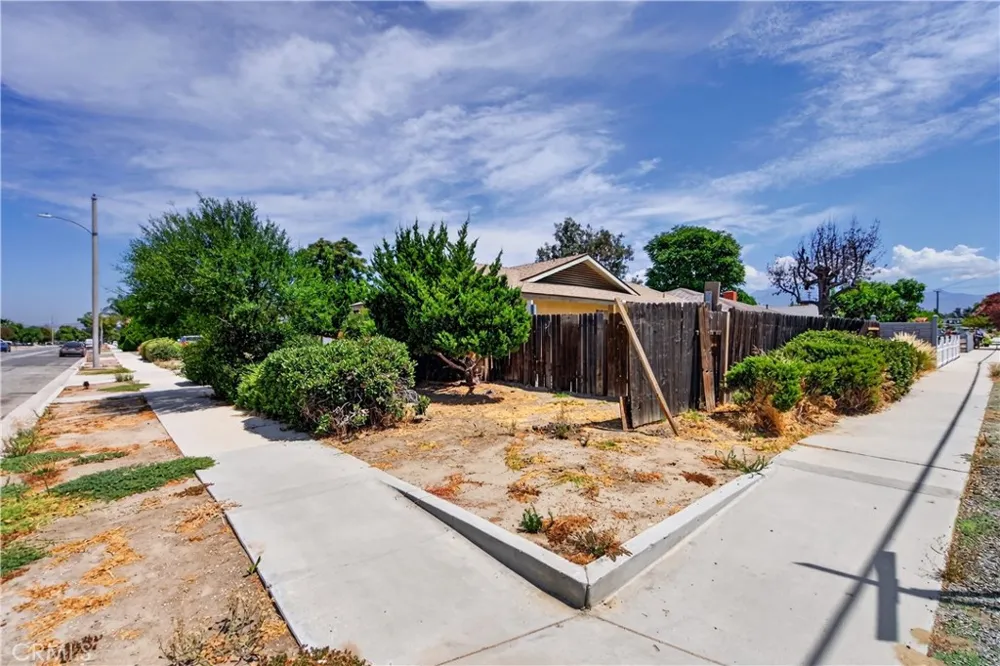 692 S Carmalita Hemet, CA 92543