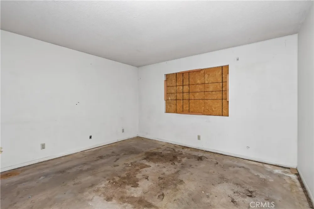 692 S Carmalita Hemet, CA 92543