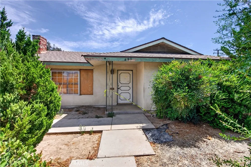 692 S Carmalita Hemet, CA 92543