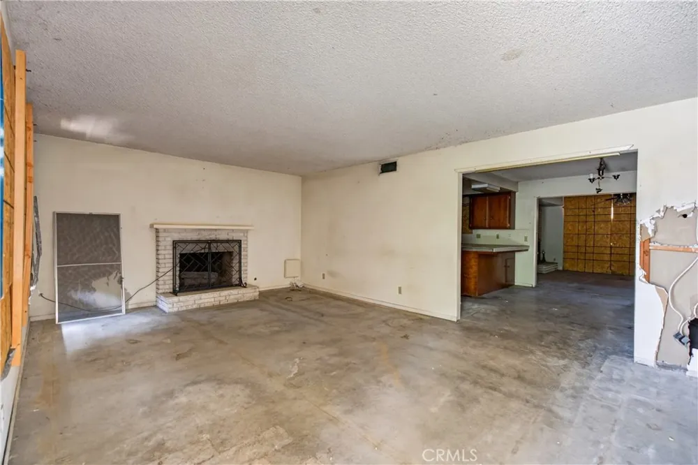 692 S Carmalita Hemet, CA 92543