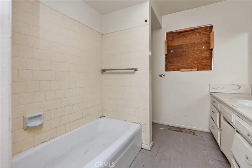 692 S Carmalita Hemet, CA 92543