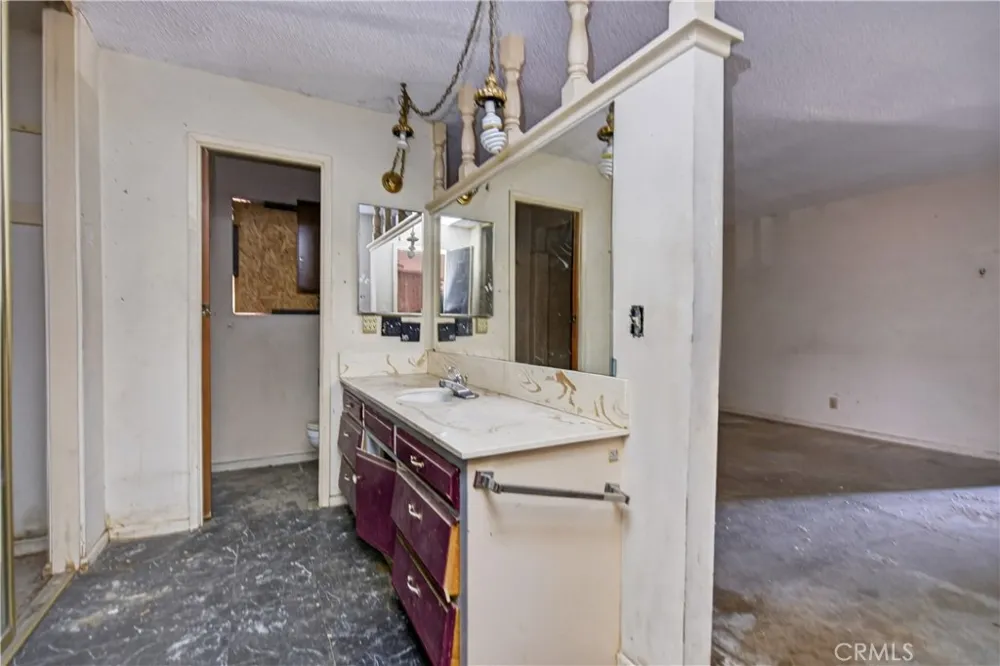 692 S Carmalita Hemet, CA 92543
