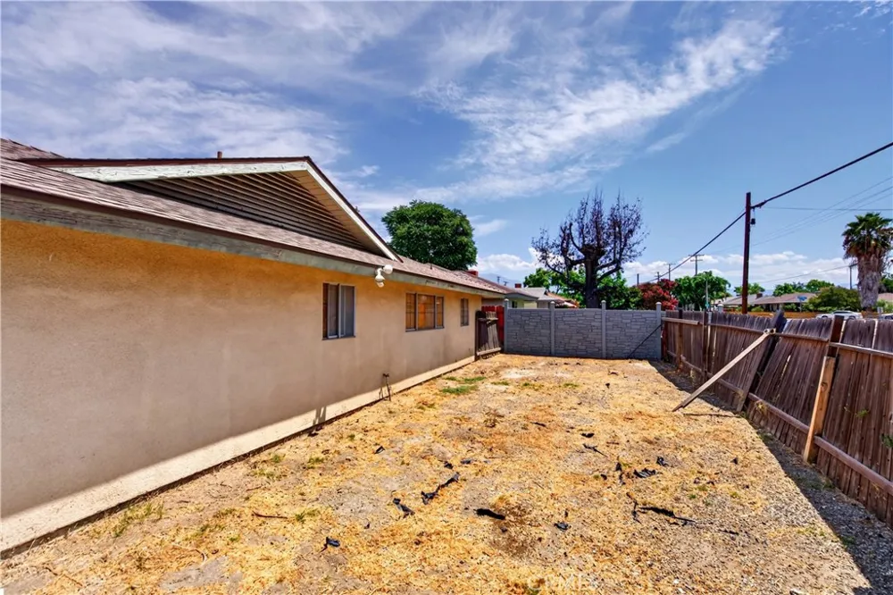 692 S Carmalita Hemet, CA 92543