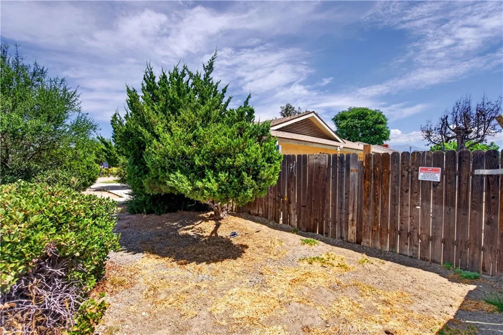 692 S Carmalita Hemet, CA 92543