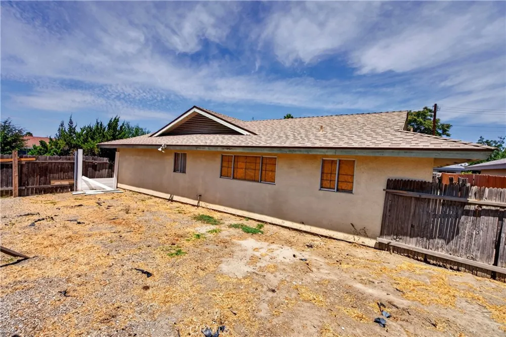 692 S Carmalita Hemet, CA 92543