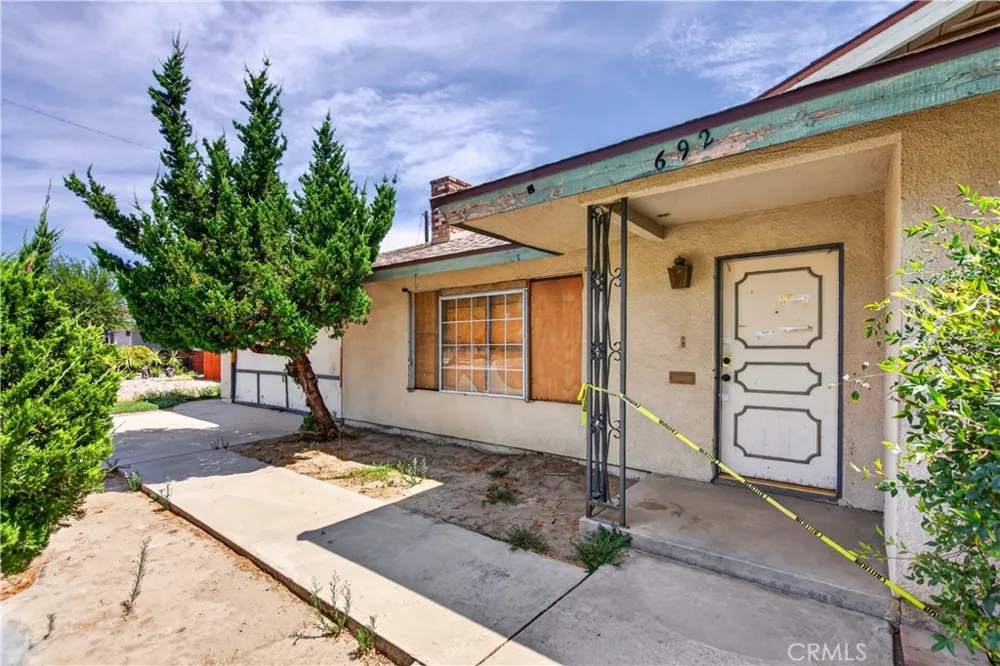 692 S Carmalita Hemet, CA 92543