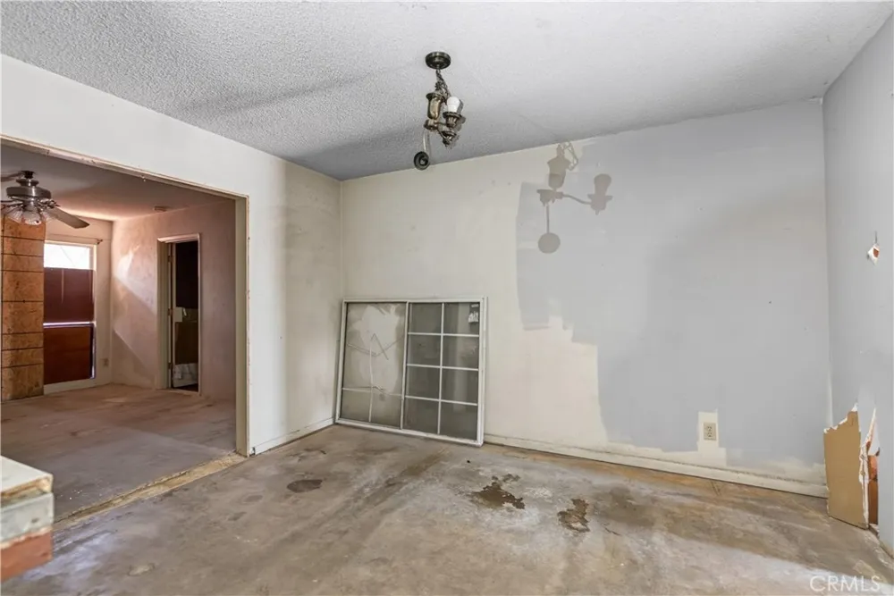 692 S Carmalita Hemet, CA 92543