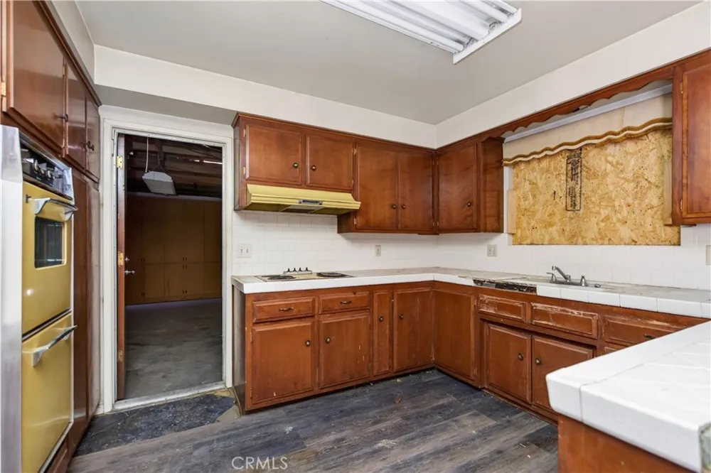 692 S Carmalita Hemet, CA 92543