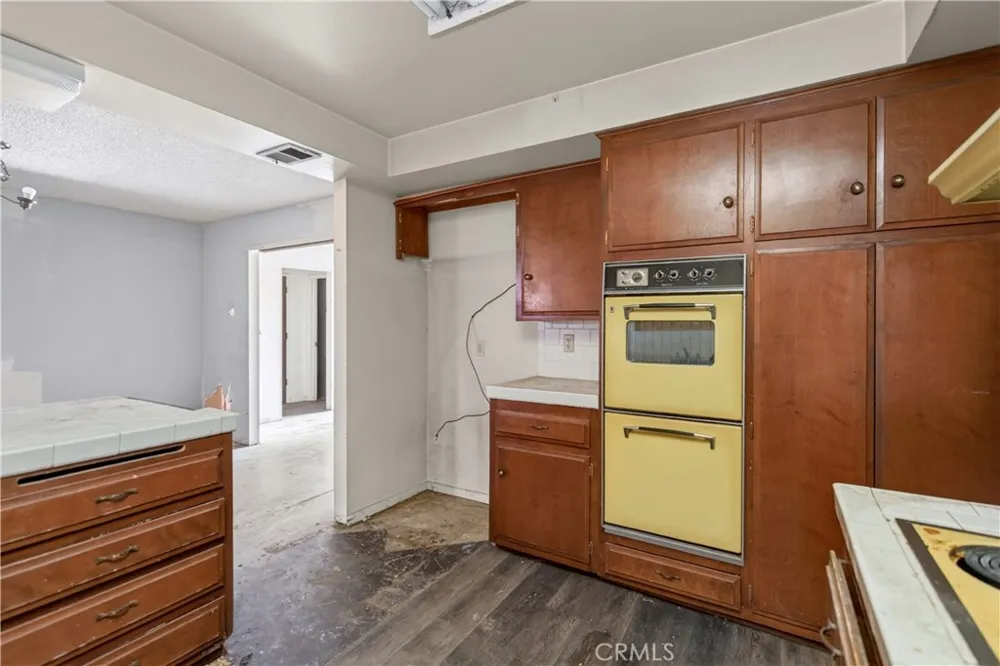 692 S Carmalita Hemet, CA 92543