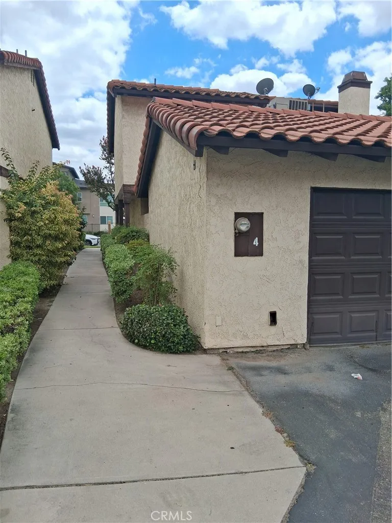 1077 S Santo Antonio Drive #4 Colton, CA 92324