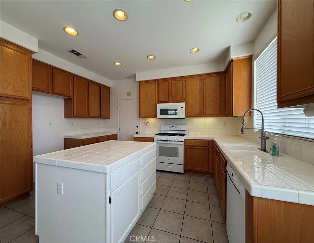 19656 Allenhurst Riverside, CA 92508