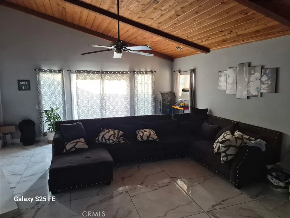 9143 Tamarind Fontana, CA 92335