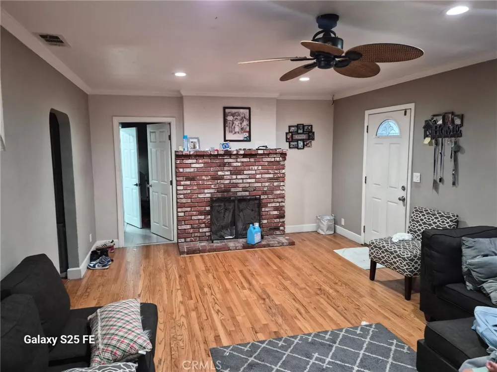 9143 Tamarind Fontana, CA 92335