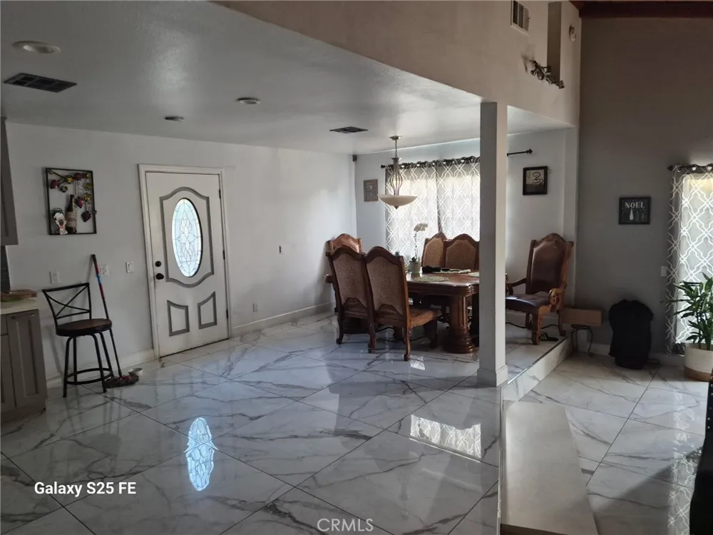 9143 Tamarind Fontana, CA 92335