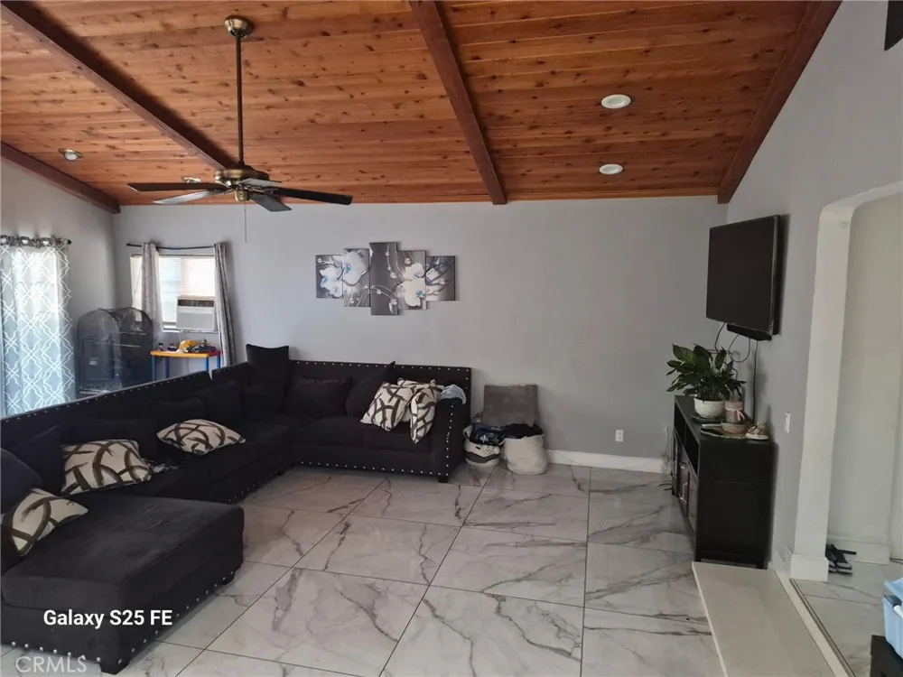 9143 Tamarind Fontana, CA 92335
