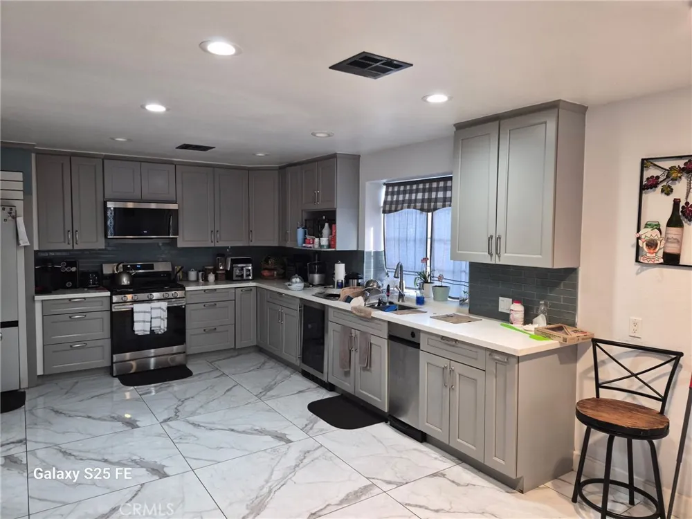 9143 Tamarind Fontana, CA 92335