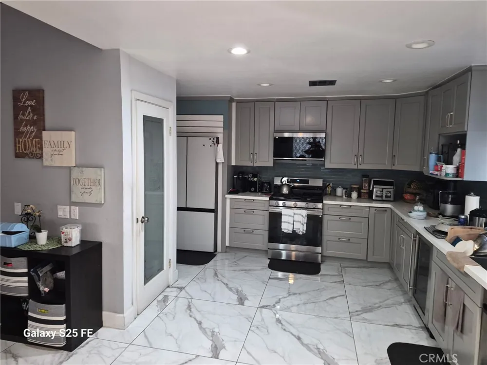 9143 Tamarind Fontana, CA 92335