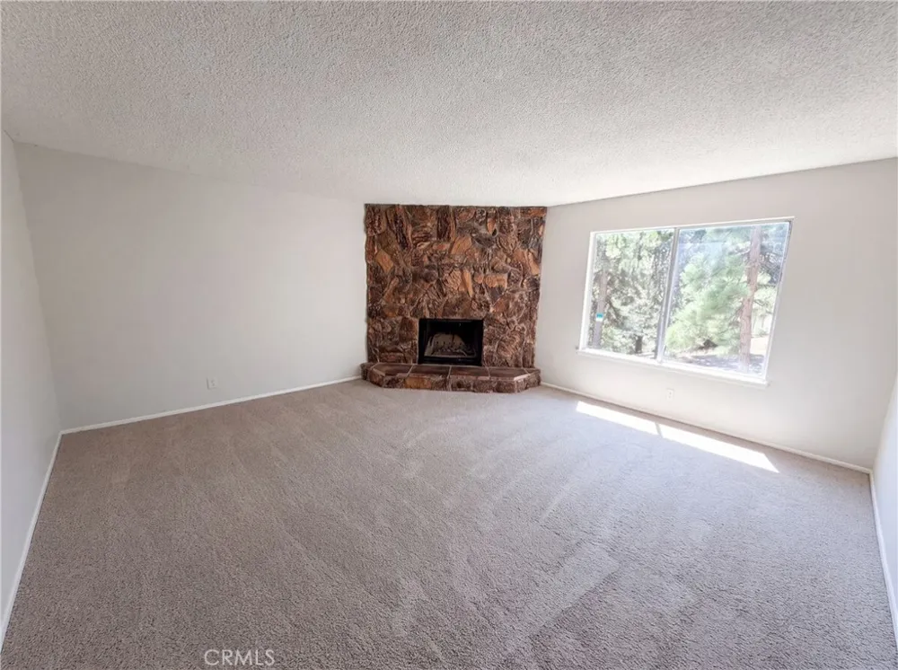 22360 Briarwood Crestline, CA 92325