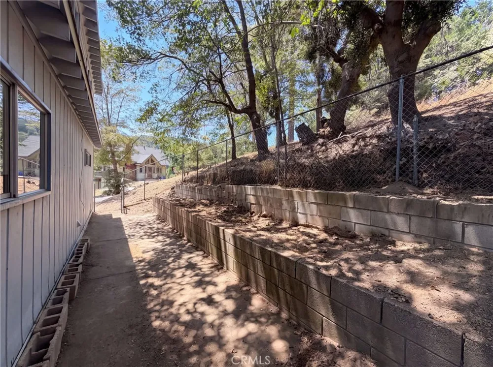 22360 Briarwood Crestline, CA 92325