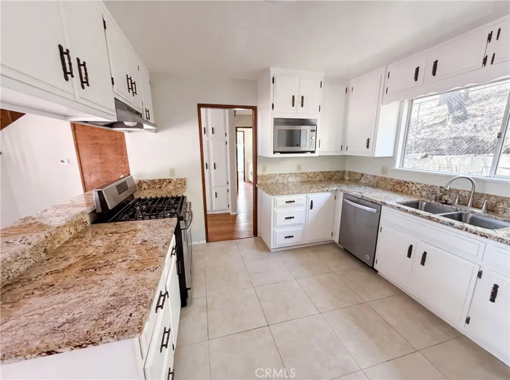 22360 Briarwood Crestline, CA 92325