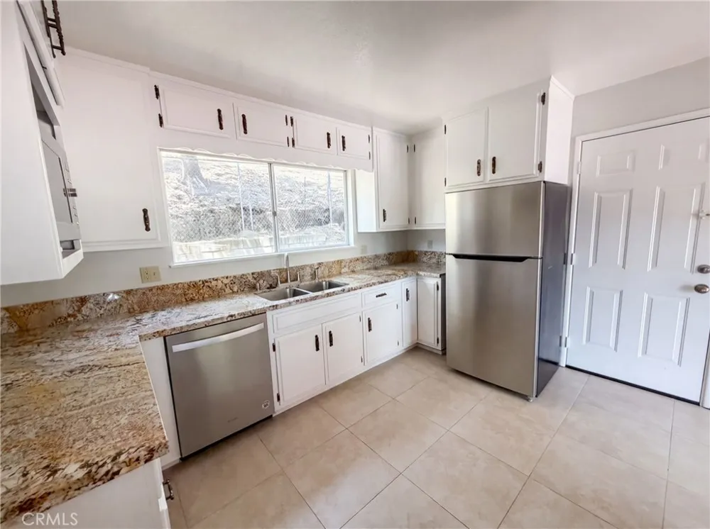 22360 Briarwood Crestline, CA 92325