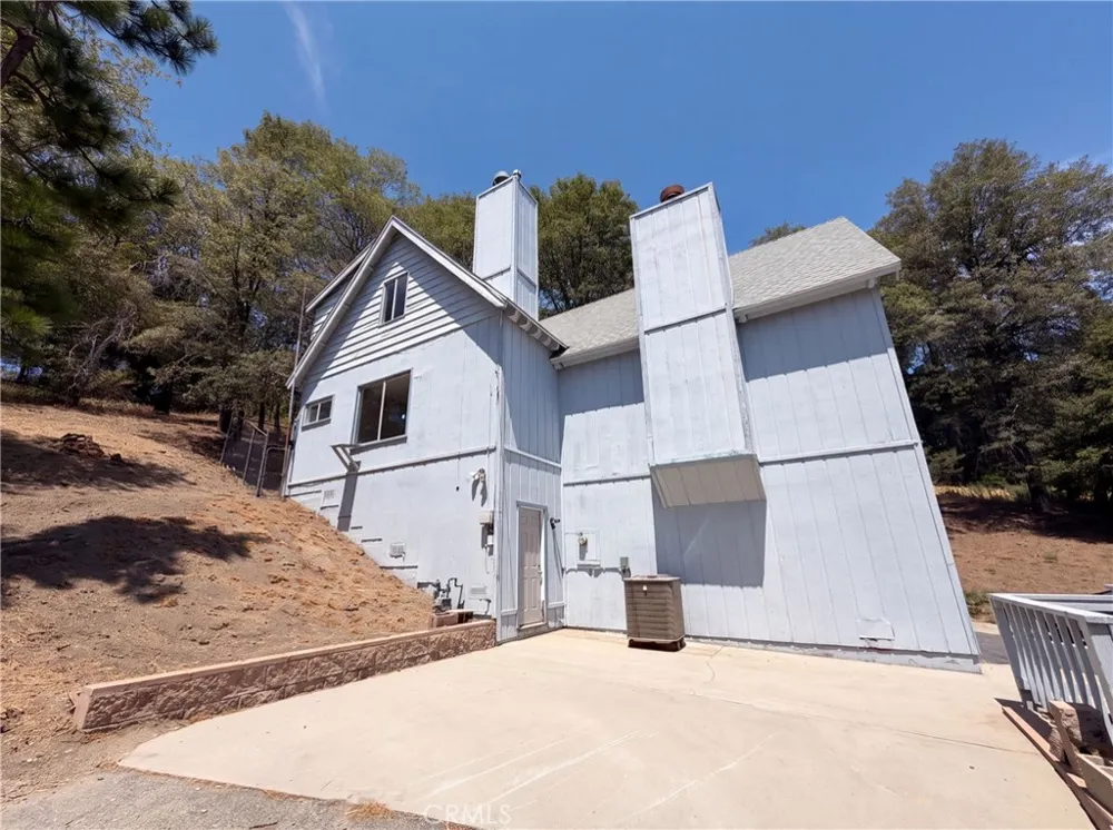 22360 Briarwood Crestline, CA 92325