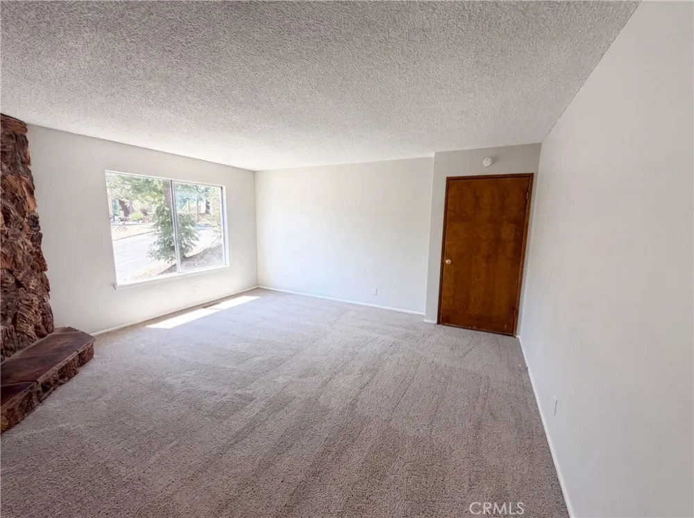 22360 Briarwood Crestline, CA 92325