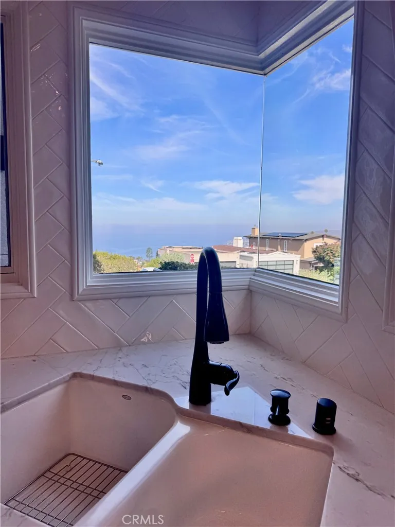 896 Quivera Laguna Beach, CA 92651