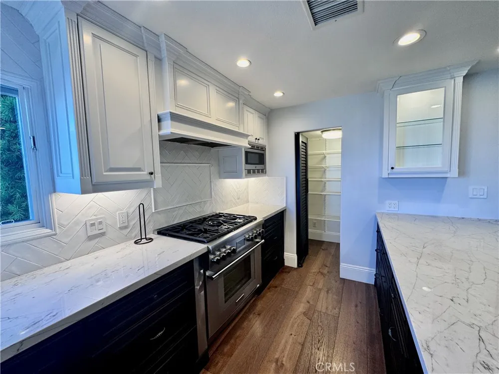 896 Quivera Laguna Beach, CA 92651