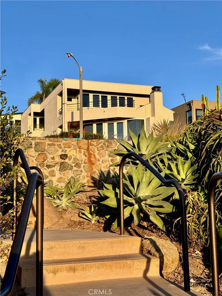 896 Quivera Laguna Beach, CA 92651