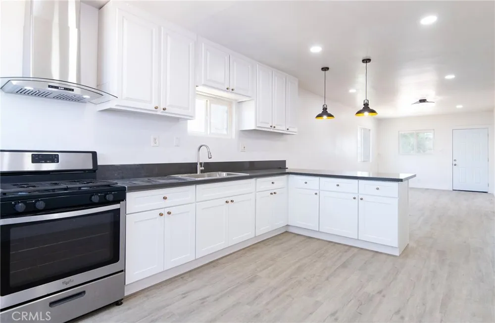 1035 W 107th Los Angeles, CA 90044