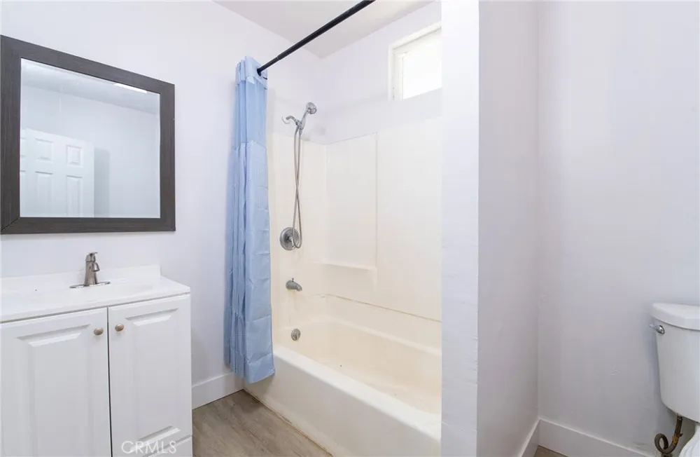 1035 W 107th Los Angeles, CA 90044
