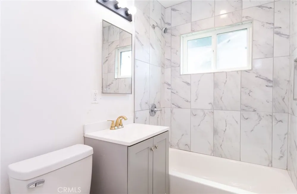 1035 W 107th Los Angeles, CA 90044