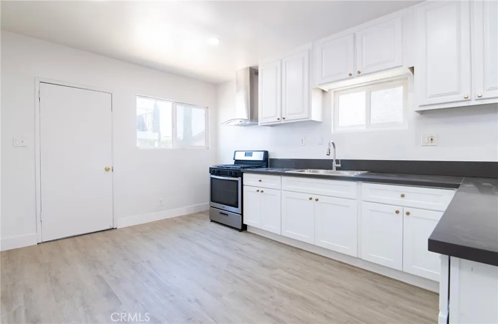 1035 W 107th Los Angeles, CA 90044