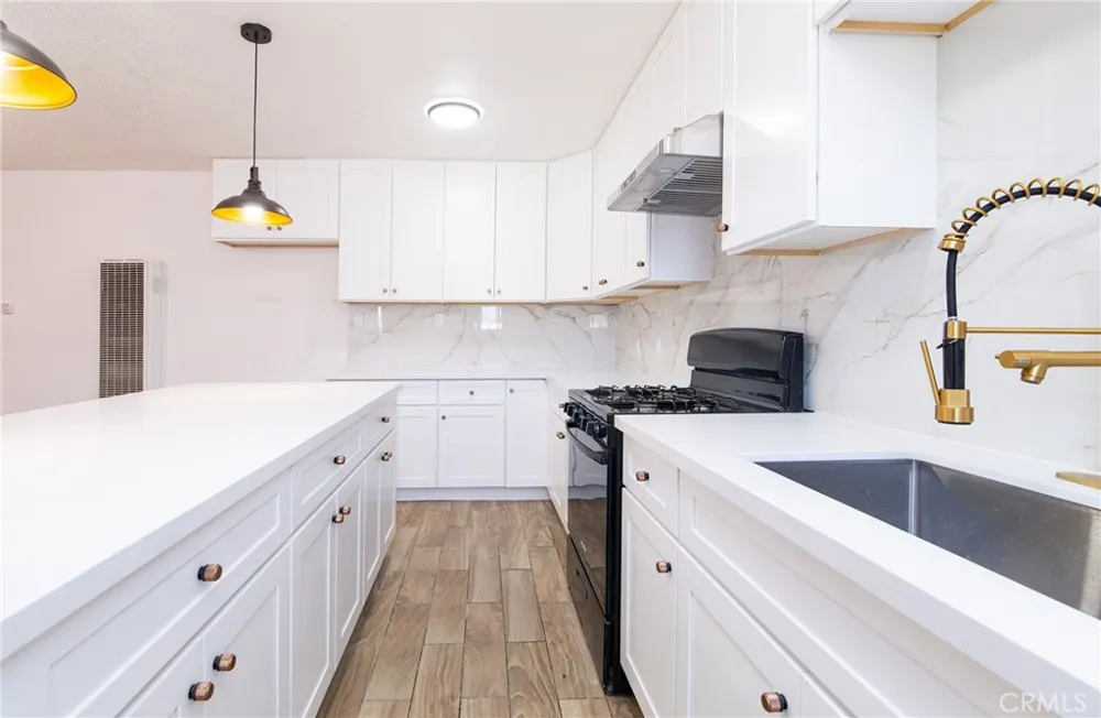 1035 W 107th Los Angeles, CA 90044