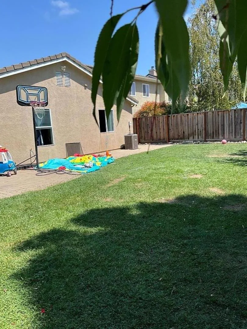 2560 Glenview Drive Hollister, CA 95023