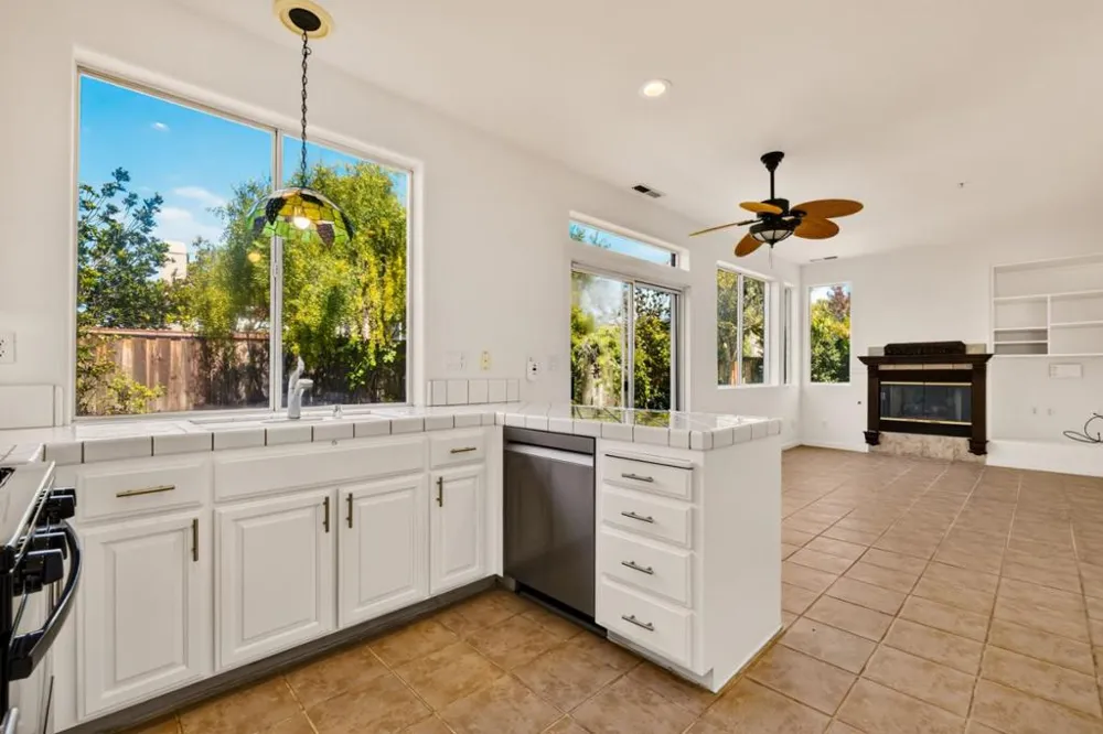 19243 Dovewood Court Salinas, CA 93908