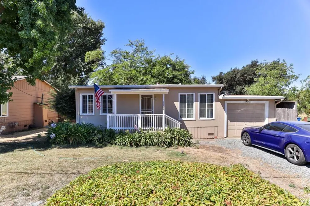11705 Foothill Avenue Gilroy, CA 95020