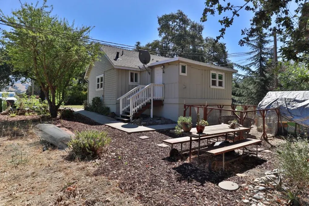 11705 Foothill Avenue Gilroy, CA 95020