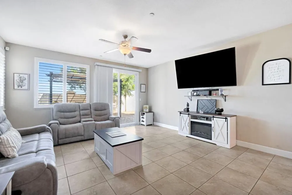 1596 Manzanita Way Los Banos, CA 93635