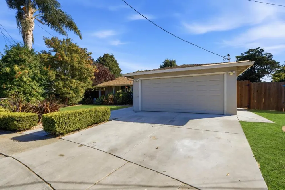 16 Clarence Court East Palo Alto, CA 94303