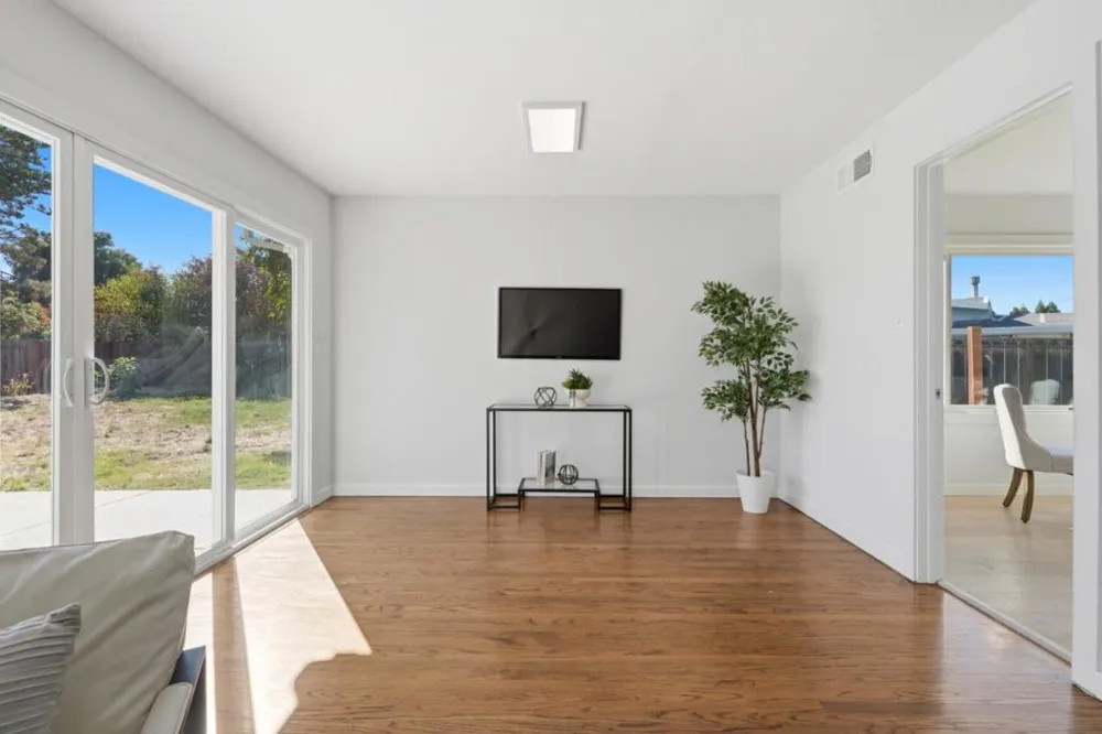 16 Clarence Court East Palo Alto, CA 94303