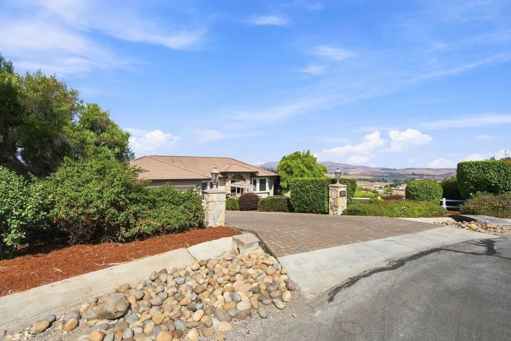 323 Taryn Court Hollister, CA 95023