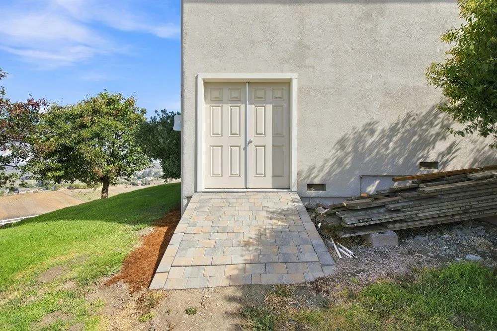 323 Taryn Court Hollister, CA 95023
