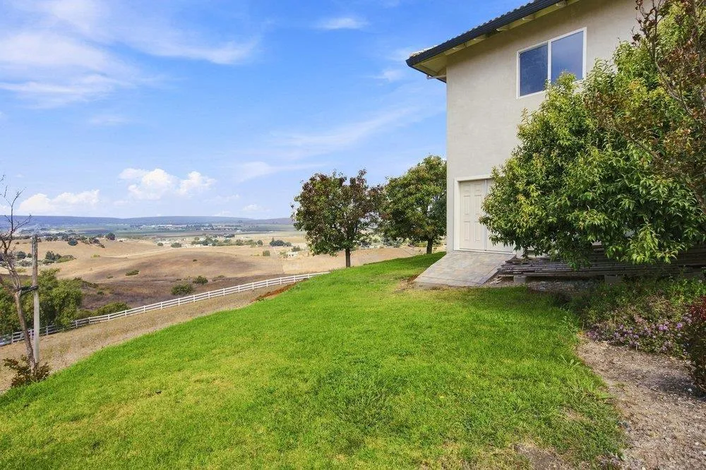 323 Taryn Court Hollister, CA 95023