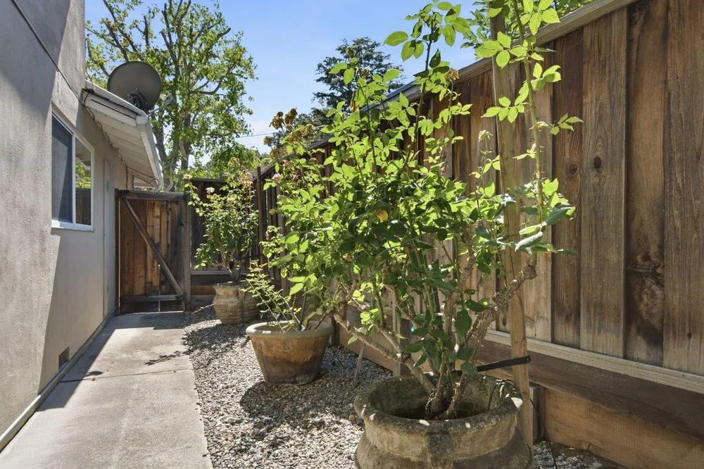 2872 Roland Avenue San Carlos, CA 94070