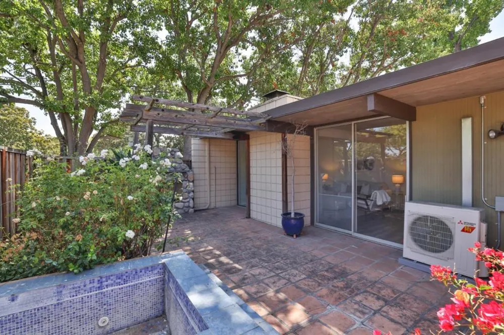 1076 Pomeroy Avenue Santa Clara, CA 95051