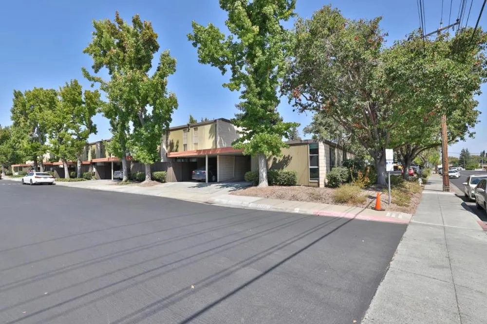 1076 Pomeroy Avenue Santa Clara, CA 95051